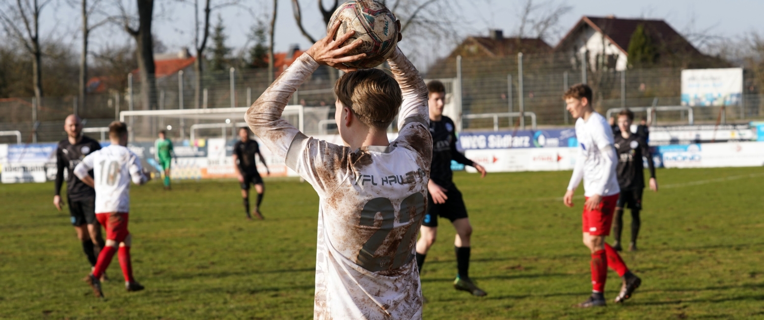 Vincent schubert beim Einwurf für den VfL mit dreckigem Trikot