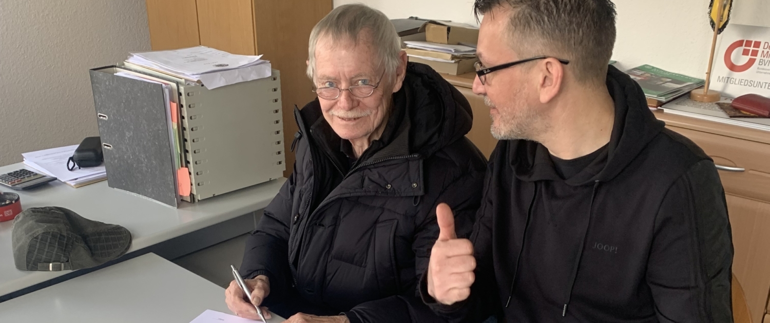 Präsident Frank Sänger und Geschäftsführer Karsten Muth bei der Unterzeichnung der anmeldeformulare für die Regionalliga