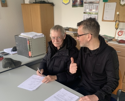 Präsident Frank Sänger und Geschäftsführer Karsten Muth bei der Unterzeichnung der anmeldeformulare für die Regionalliga