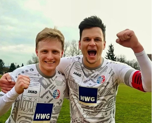 Nils Bolz und Tommy Kind jubeln auswärts beim FC An der Fahner Höhe